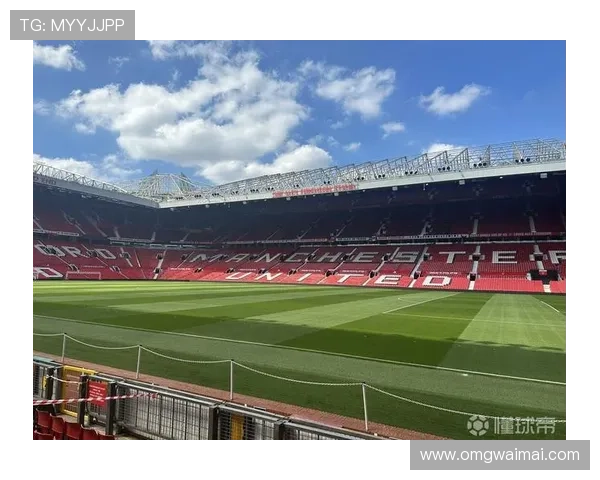 球迷冒充歌手黄老板混入老特拉福德看球 被迅速识破引关注 球迷冒充歌手黄老板混入老特拉福德看球 被迅速识破引关注